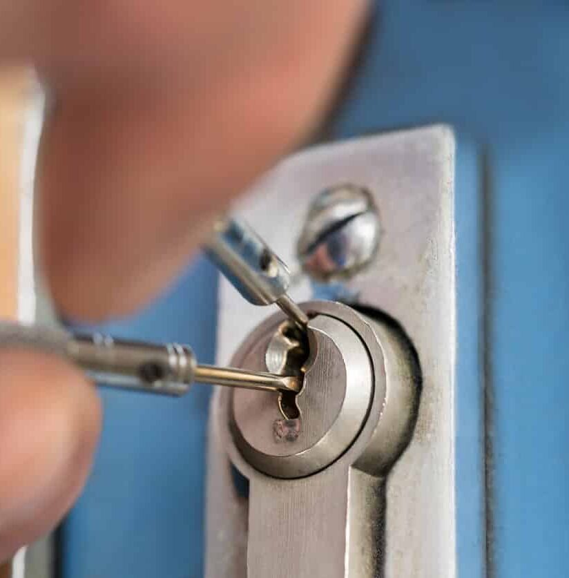 Schlüsseldienst öffnet Tür